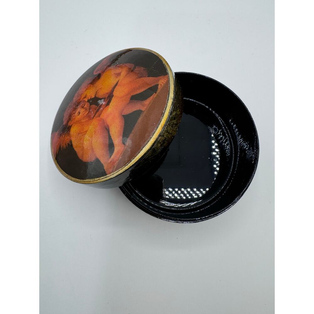 Vintage Russian Lacquer Trinket Jewelry Box Cherubs Scene Black Gold Round 4.5” - Picture 2 of 5